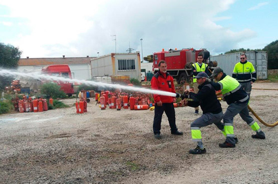 Foto empleados usando una manguera